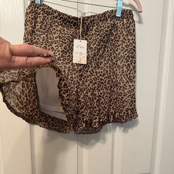 Leopard Print Ruffle Shorts - Picture 3 of 4